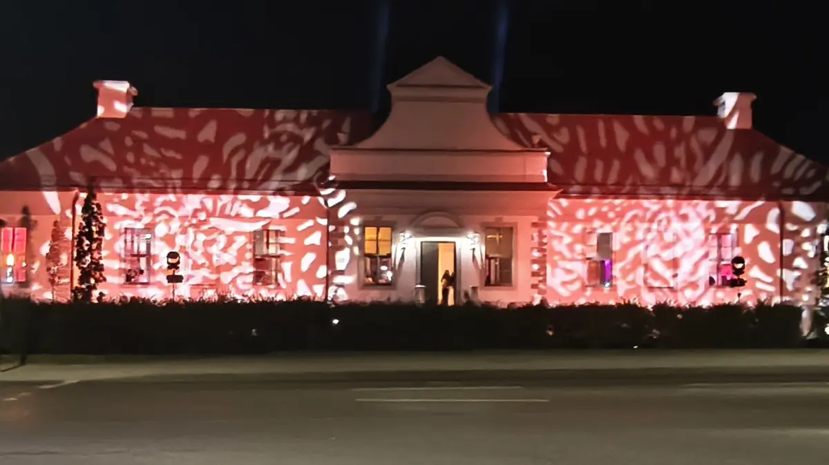 Wird wieder zur Location für Nachtschwärmer: Das auffällig illuminierte Jagdschloss in Fürstenwalde war zum Tanz in den Frauentag am 7. März schon ein Hingucker. Nun gibt es am 30. April hinter dem Gebäude wieder Tanz in den Mai. Tags darauf ist in der Stadt aber auch viel los.