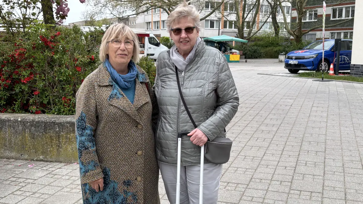 Stadtverordnete Angelika Schneider (BI Stadtentwicklung) und Anwohnerin Marion Frick (r.) hoffen, dass im Stadtteil Hansa Nord in Frankfurt (Oder) der Aufzug zum Supermarkt bald wieder funktioniert. Auch sonst gibt es Verbesserungsmöglichkeiten.