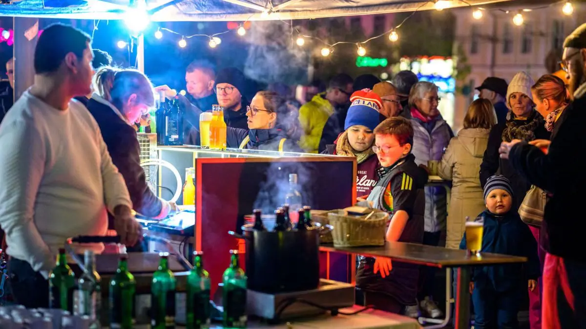 Wir-Gefühl in Eberswalde: Wenn das Wetter mitspielt, ist der Marktplatz bestens gefüllt, wenn Essen ist fertig ansteht. Die teilnehmenden Gastronomen können sich über einen regelrechten Ansturm von Gästen freuen. Diese Aufnahme stammt von 2022.