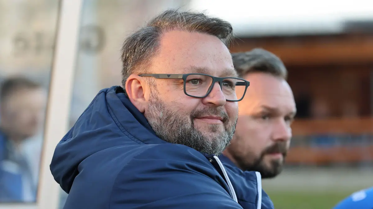 Fussball : Frankfurt an der Oder / Markendorf, Landesklasse Ost, Blau-Weiss Markendorf (schwarz-weiss) : Blau-Weiss Briesen, Trainer Ronny Pesch vor Stefan Vrazilov
FOTO BENK 24.04.2026