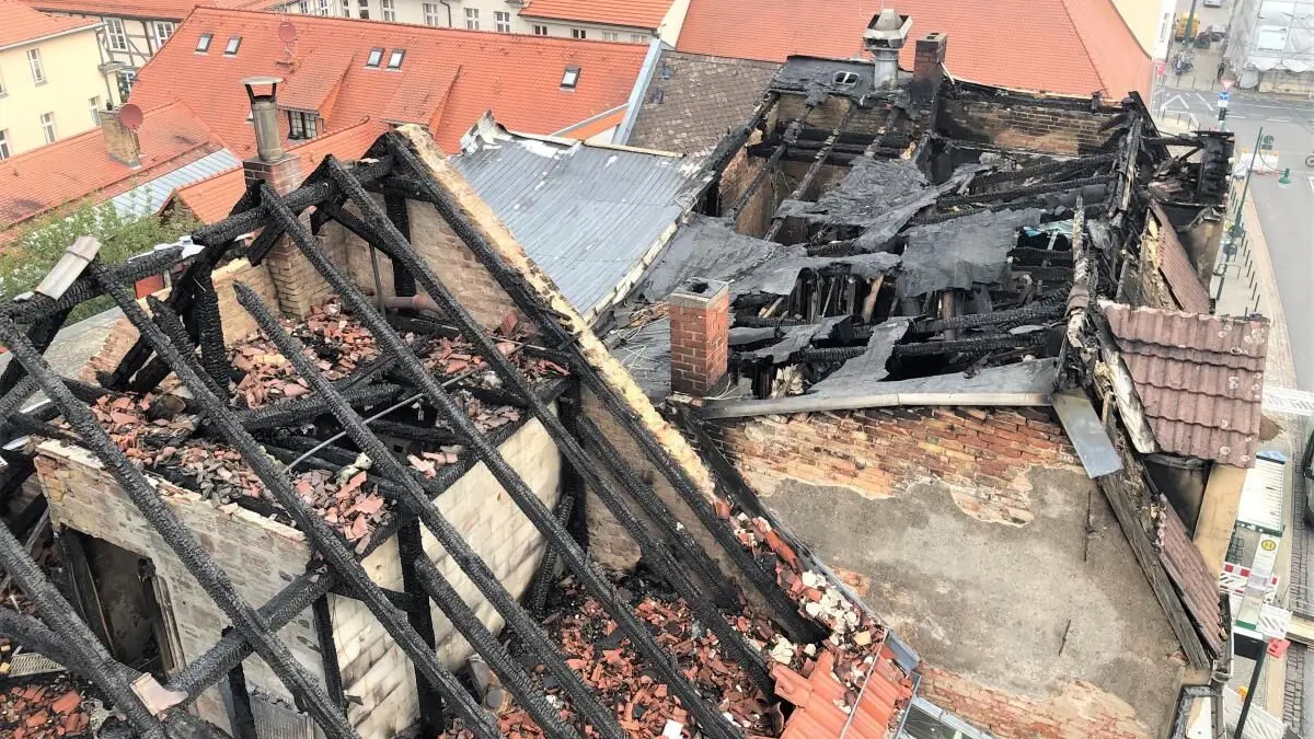 Brandfolge in Eberswalde: Die Aufnahme von der Drehleiter, aufgenommen im September 2024, zeigt das Ausmaß der Schäden am Wohn- und Geschäftshaus an der Friedrich-Ebert-Straße 19, die durch den Anschlag am 14. September des gleichen Jahres angerichtet wurden.