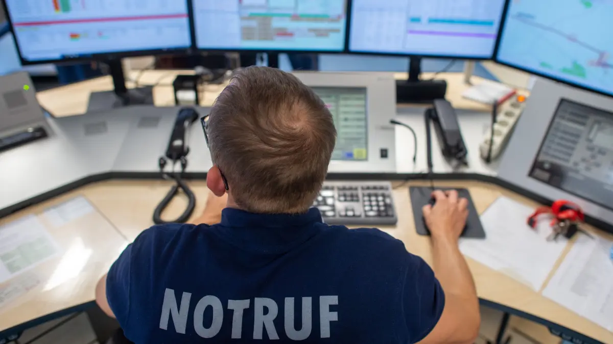 Ein Disponent der Leitstelle Altmark steht zwischen unzähligen Monitoren. Die vorgelagerte Kommandozentrale des Katastrophenschutzstabes im Landkreis Stendal war am Nachmittag in Betrieb genommen worden. Im Stabsraum werden im Ernstfall die Mitarbeiter sämtlicher Hilfsorganisationen zusammengezogen, um schnell und koordiniert Entscheidungen treffen zu können. Derzeit sind 200 Mitarbeiter des Landkreises zur Stabsarbeit berufen, weitere 80 sollen 2020 ausgebildet werden.