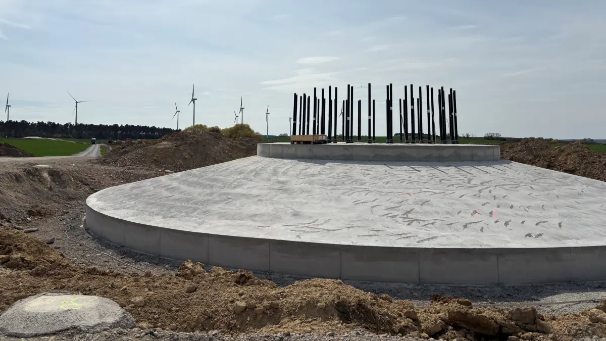 Baustelle für neue Windräder bei Angermünde: Am Rande des Ortsteils Crussow entsteht ein neuer Windpark mit sechs Mega-Anlagen. Derzeit werden die Fundamente fertiggestellt. Doch die Bürgerinitiative Crussow hat um einen Baustopp gekämpft. Jetzt hat das Landesumweltamt auf die Proteste reagiert.