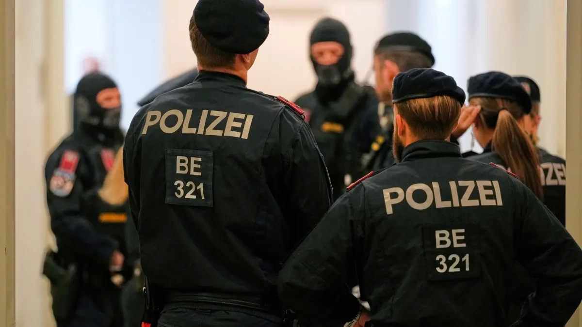 Prozess um mutmaßlichen Anschlag auf Swift-Konzert startet: 28.04.2026, Österreich, Wiener Neustadt: Die Polizei bereitet sich im Bezirksgericht Wiener Neustadt auf den Prozess gegen zwei Terrorverdächtige vor, von denen einer im August 2024 einen Anschlag auf ein Konzert von Superstar-Sängerin Taylor Swift in Wien geplant und sich zum Islamischen Staat bekannt haben soll. Foto: Matthias Schrader/AP/dpa +++ dpa-Bildfunk +++