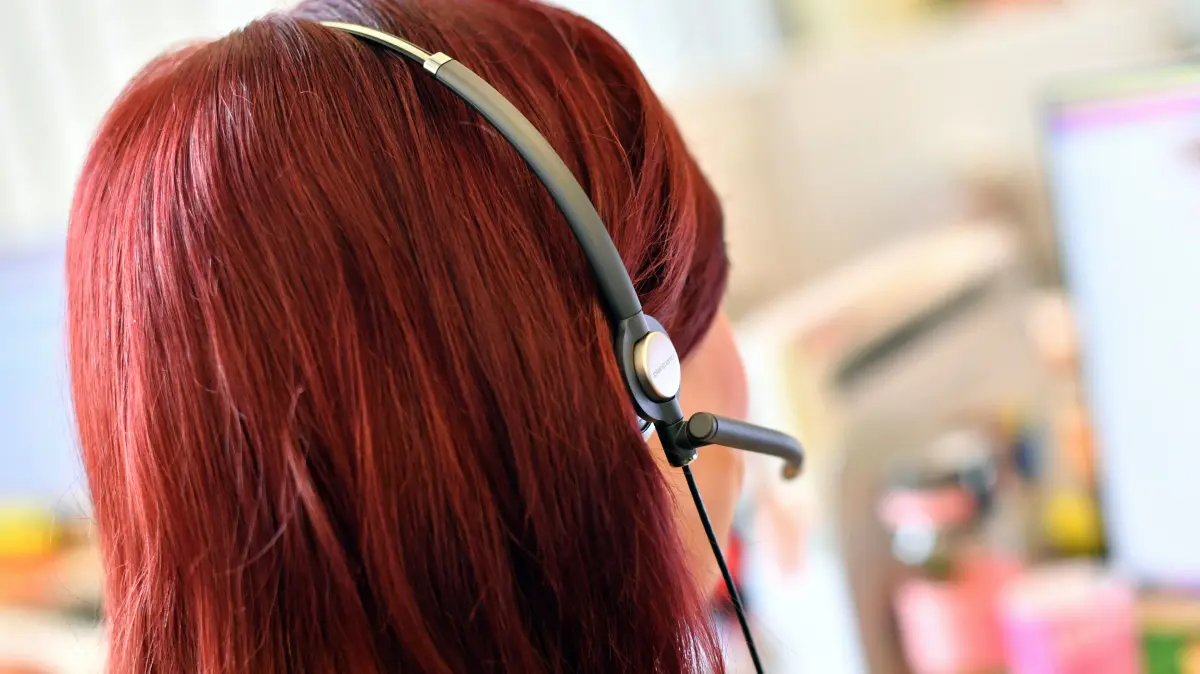 Eine Frau mit einem Headset an einem Arbeitsplatz. Ob Energieverträge oder Finanzprodukte: Der Ärger über unerlaubte Telefonwerbung ist deutlich größer als zuvor. (zu dpa «Deutlich mehr Beschwerden über unerlaubte Werbeanrufe») +++ dpa-Bildfunk +++