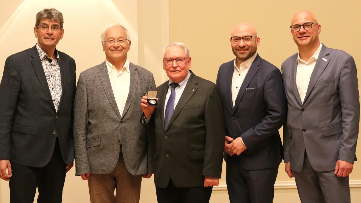 Winfried Mausolf (m.) inmitten von ehemaligen Oberbürgermeistern und dem amtierenden Stadtoberhaupt: Martin Wilke (1.v.l.), Martin Patzelt (2.v.l.), René Wilke (2.v.r.) und Axel Strasser (1.v.r.)