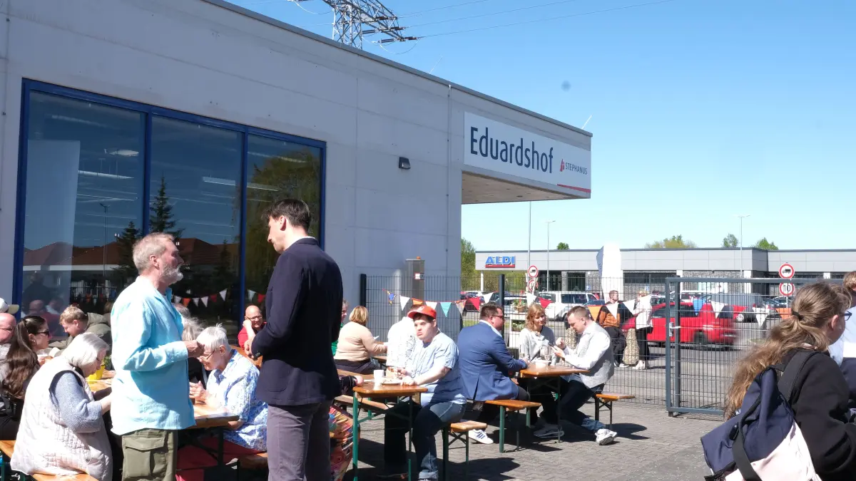 Die Eröffnung der neuen Stephanus-Werkstatt am Eduardshof fand bei bestem Wetter statt. Nach der Eröffnungsfeier mit einer Andacht von der Vorstandsvorsitzenden Dr. Ellen Ueberschär fanden sich viele Gäste draußen im Hof ein.