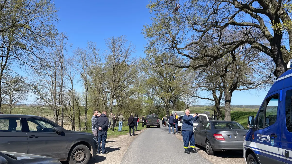 Zugeparkt: An der Europabrücke fahren die Touristen gern bis kurz vor die Deichkrone. Doch die Gemeinde hat längst einen Parkplatz ausgewiesen. Das wurde bei der Deichschau MOL diskutiert.