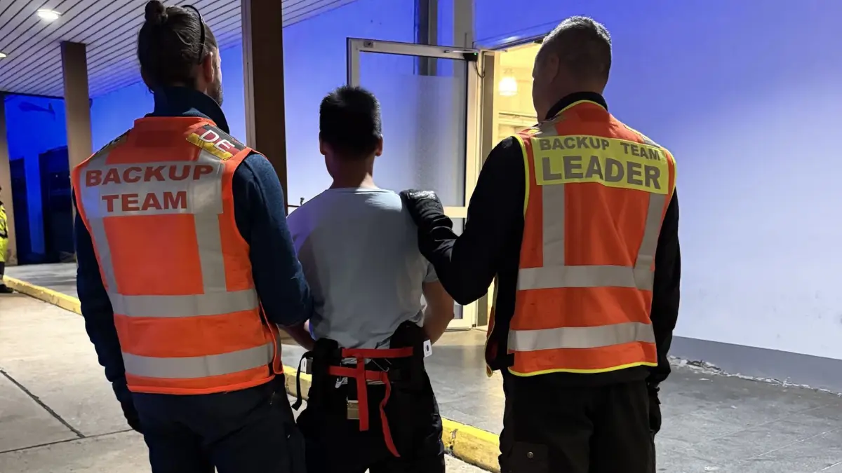 Abschiebungen nach Afghanistan: HANDOUT - 27.04.2026, Sachsen, Leipzig: Zwei Männer in orange farbenen Westen führen einen Mann ab. Deutschland hat 25 Männer per Charterflug nach Afghanistan abgeschoben. Es handele sich um Männer, die in Deutschland straffällig geworden seien, teilte das Bundesinnenministerium auf Anfrage mit. Ein Charterflug startete in der Nacht in Leipzig und kam nach Angaben des Bundesinnenministeriums am Morgen in Kabul an. Foto: -/Bundespolizei/dpa - ACHTUNG: Nur zur redaktionellen Verwendung im Zusammenhang mit der aktuellen Berichterstattung und nur mit vollständiger Nennung des vorstehenden Credits +++ dpa-Bildfunk +++