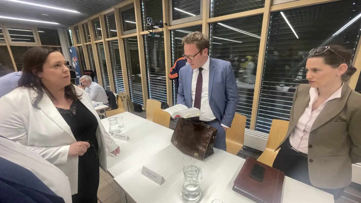 Annette Binder, Rechtsanwalt Dominik Lück und Kreisrechtsamtsleiterin Miriam Hollstein.