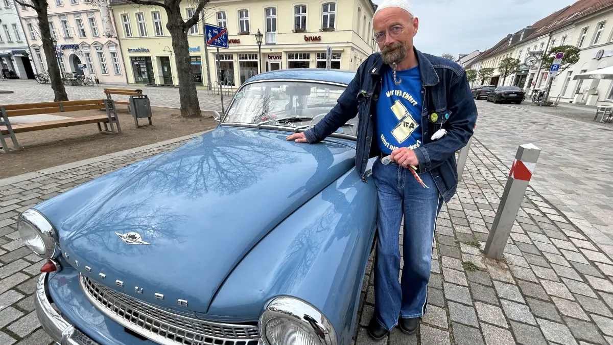 Günter Stolpert war lange Hausmeister am Evi in Neuruppin. Jetzt geht er in Rente und hat sich einen Wartburg 312 zugelegt. Mit dem Oldtimer verbindet der Neuruppiner eine ganz besondere Geschichte.
