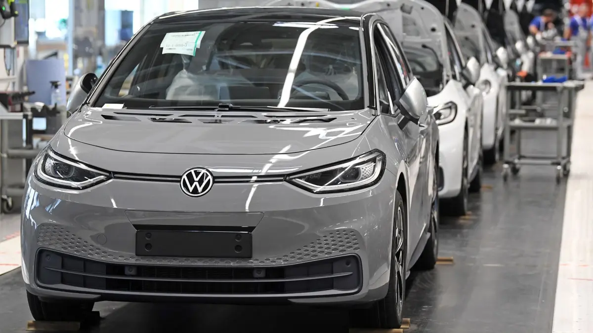 Volkswagen - Produktion von E-Autos: ARCHIV - 23.04.2020, Sachsen, Zwickau: Fast fertige ID.3 laufen im Fahrzeugwerk von VW in Zwickau durch die Endmontage. (zu dpa: «Deutschlands häufigstes E-Auto: VW stößt Tesla vom Thron») Foto: Hendrik Schmidt/dpa-Zentralbild/POOL/dpa +++ dpa-Bildfunk +++
