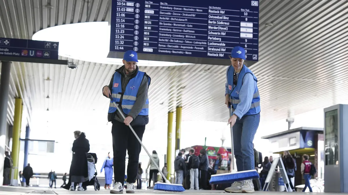 Im Rahmen der Frühjahrsputzaktion der Deutschen Bahn (DB) wird der Bahnhof Gesundbrunnen zusätzlich gereinigt.