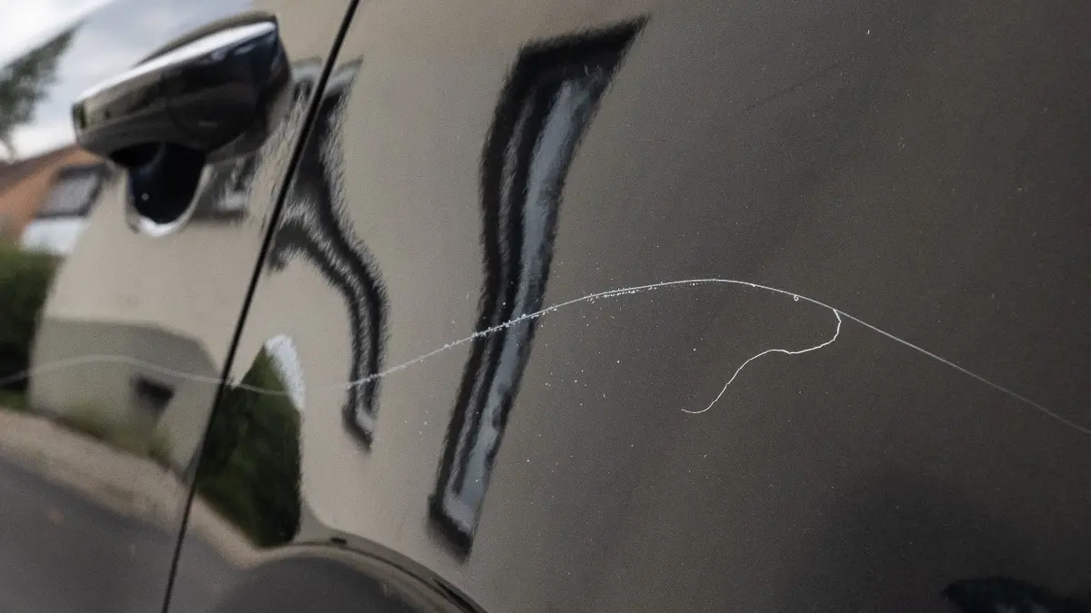 Ergebnis eines Streits zwischen zwei Cousins in Fürstenwalde. Dabei soll auch ein Auto beschädigt worden sein. Ein Fall fürs Amtsgericht. (Symbolfoto)