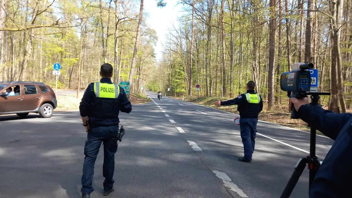 Kontrolle am Werbellinsee: Knapp zwei Stunden kontrollierte die Polizei an der Abfahrt zum Hubertusstock den Verkehr.