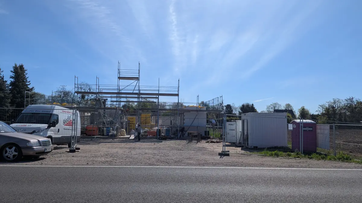 Stand der Bauarbeiten der Rettungswache Kunersdorf an der B167 bei Wriezen Ende April.
