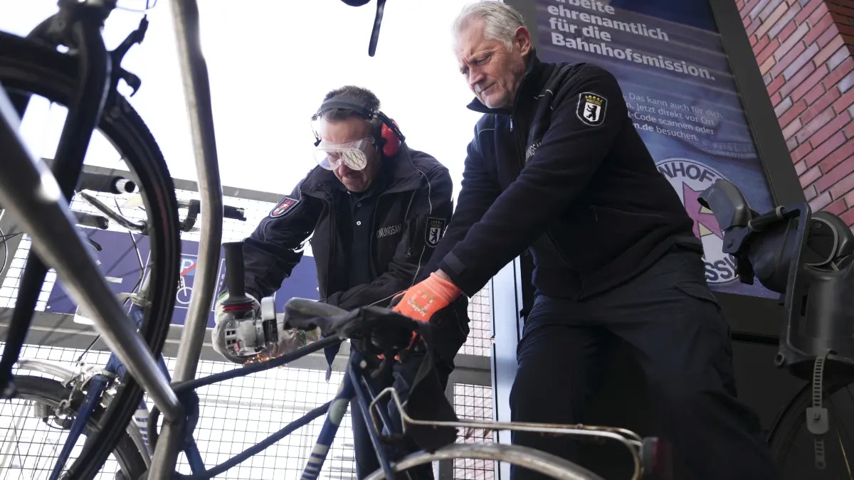 Mitarbeiter des Ordnungsamtes Berlin-Mitte entfernen Schrottfahrräder am Bahnhof Gesundbrunnen während der Frühjahrsputzaktion der Deutschen Bahn. Die Deutsche Bahn (DB) startet mit Reinigungsaktionen an insgesamt 50 Berliner Bahnhöfen.