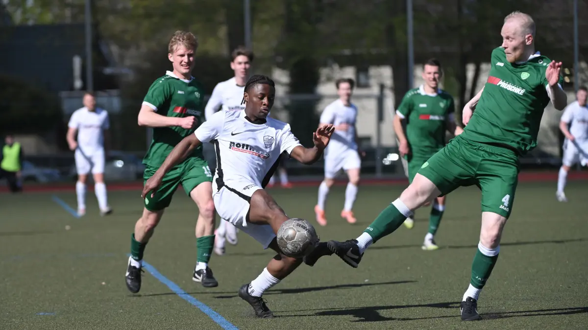 Bernau bei Berlin, Fussball Brandenburgliga, Einheit Bernau - Grün-Weiss Ahrensfelde, Molimi Eyambe Opeh gegen Leon Barlage weiter Paul Neugebauer l.h.
FOTO BENK 25.04.2026