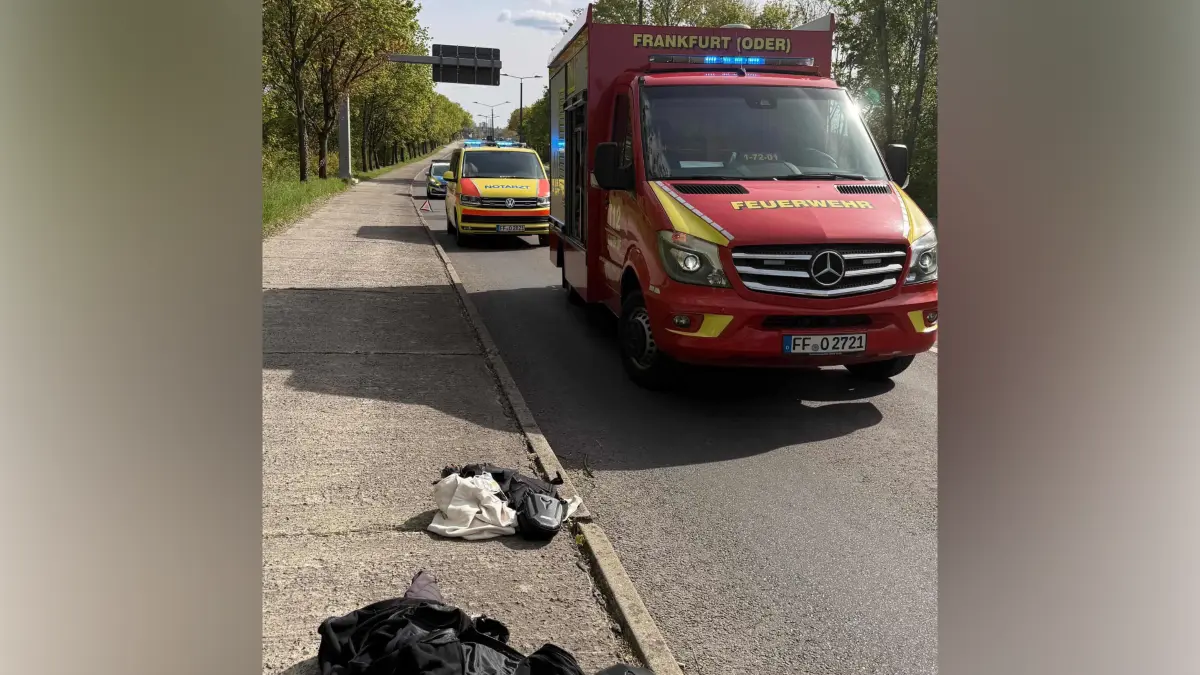 In der Kieler Straße in Frankfurt (Oder) ist ein Auto mit einem Motorrad zusammengestoßen. Bei dem Unfall wurde ein zehnjähriges Mädchen verletzt.