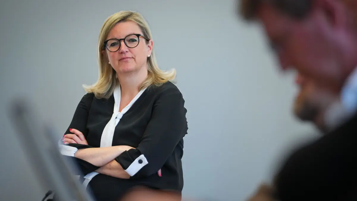 Ministerpräsident Woidke empfängt Marschall Ciemnoczołowski: 29.04.2026, Brandenburg, Potsdam: Martina Klement (CSU), Brandenburgs Ministerin für Wirtschaft, Energie, Klimaschutz und Europa, verfolgt eine gemeinsame Pressekonferenz des Brandenburger Ministerpräsidenten und des Marschalls der Wojewodschaft Lubuskie zum Thema „PCK Schwedt“. Foto: Soeren Stache/dpa +++ dpa-Bildfunk +++