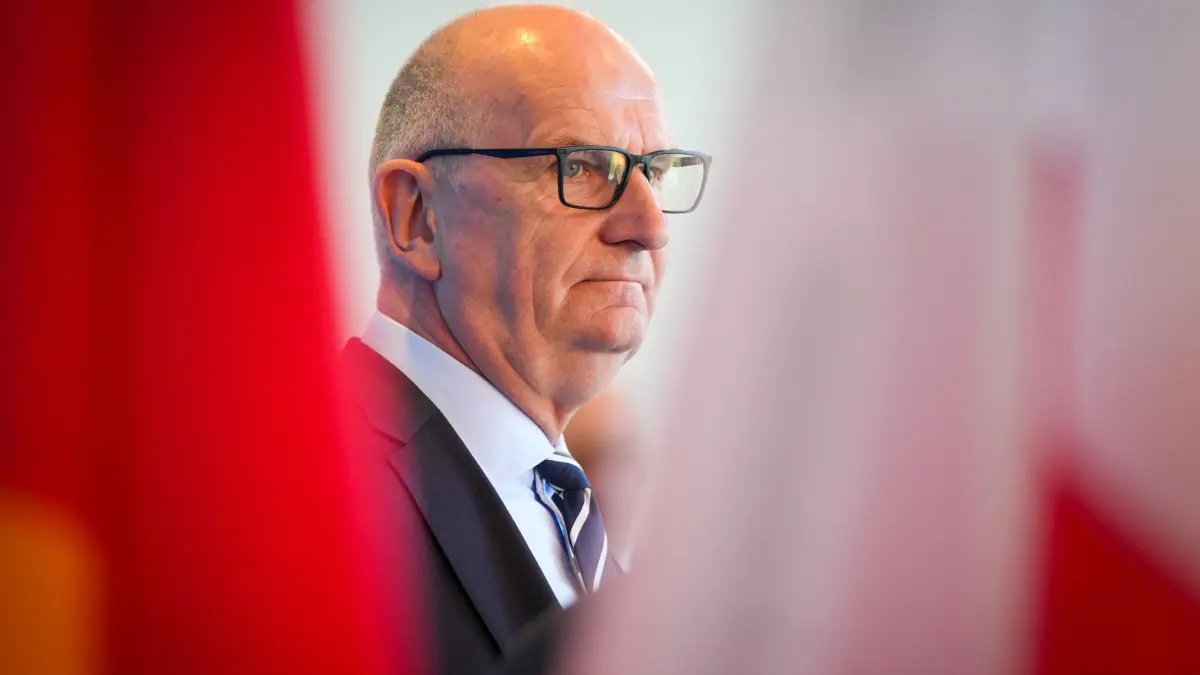 Ministerpräsident Woidke empfängt Marschall Ciemnoczołowski: 29.04.2026, Brandenburg, Potsdam: Dietmar Woidke (SPD), Ministerpräsident von Brandenburg, wartet während einer gemeinsamen Pressekonferenz mit dem Marschall der Wojewodschaft Lubuskie auf Fragen zum Thema „PCK Schwedt“. Foto: Soeren Stache/dpa +++ dpa-Bildfunk +++