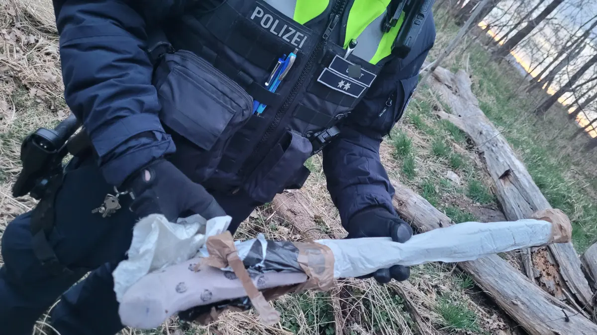 Wilderei in Ahrensfelde, Polizist mit beschlagnahmter Waffe in der Hand