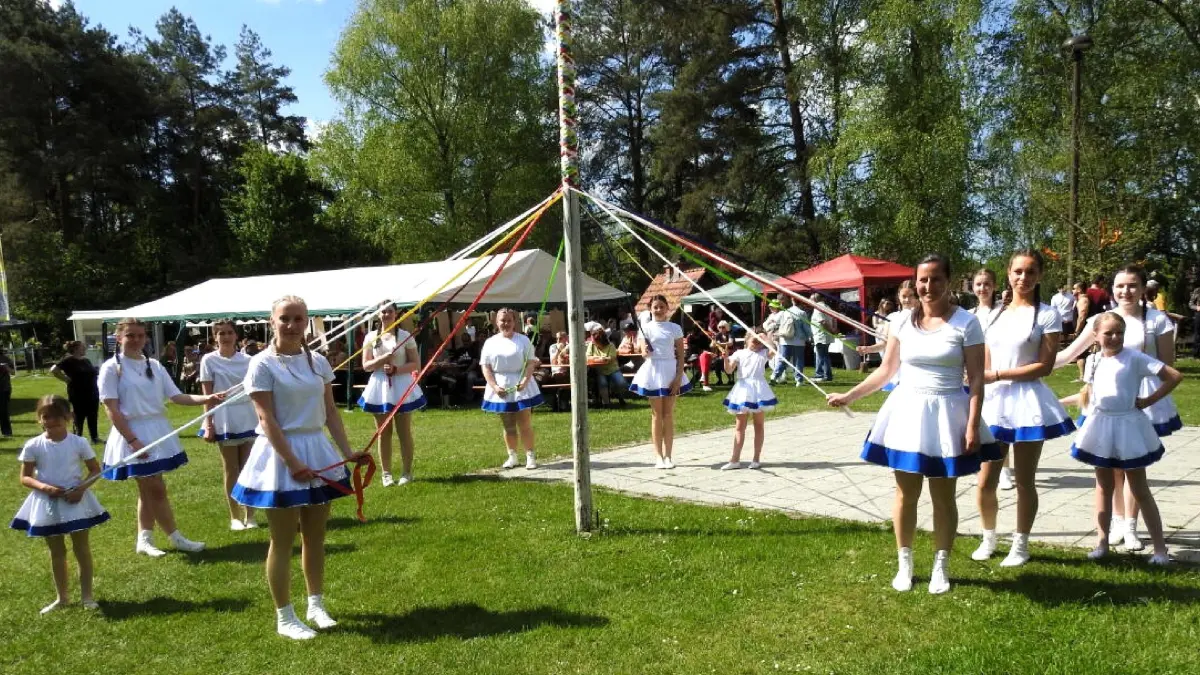 Groß Lindow. Backofenfest am 01.05.2025. Mädchen des Karnevalsklub Groß Lindow tanzen den Maibaum ein. Foto: Jörg Hanisch Archivbild!