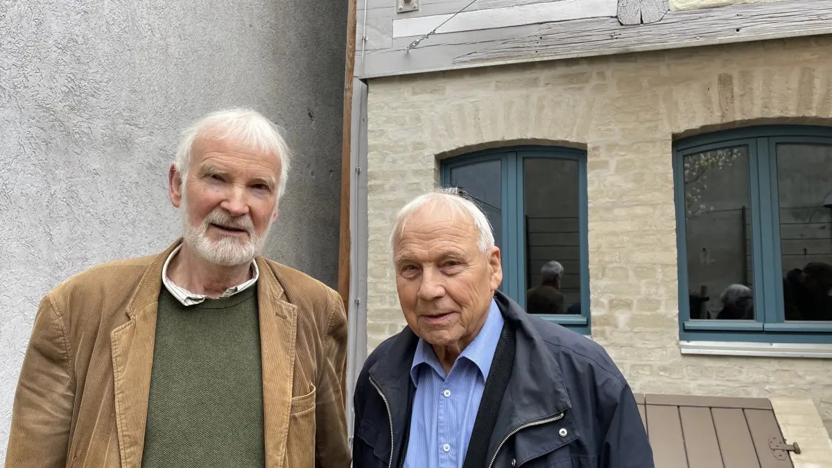Wolfgang de Bruyn zusammen mit Alt-Landrat Jürgen Schröter (v.l.n.r.), der den Schriftsteller Günter de Bruyn in Görsdorf beim Heuabladen kennengelernt hat.