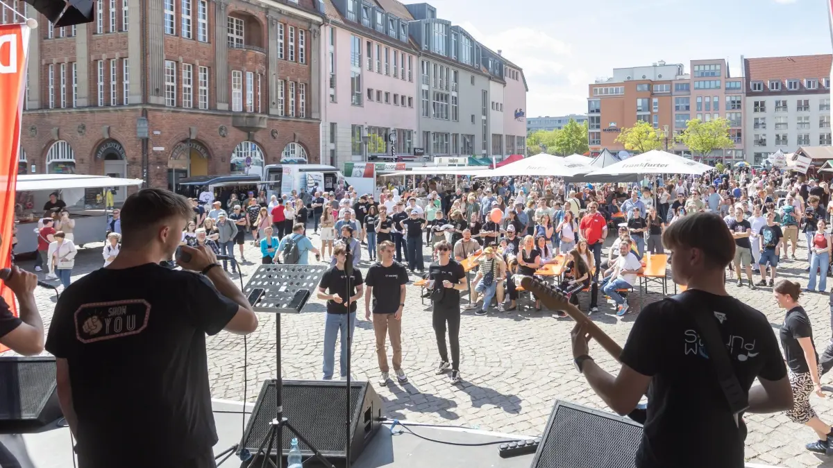 (ohne Überschrift): Die Ten Sing Band war einer der Bands die für gute Stimmung beim 1. Mai sorgten.
