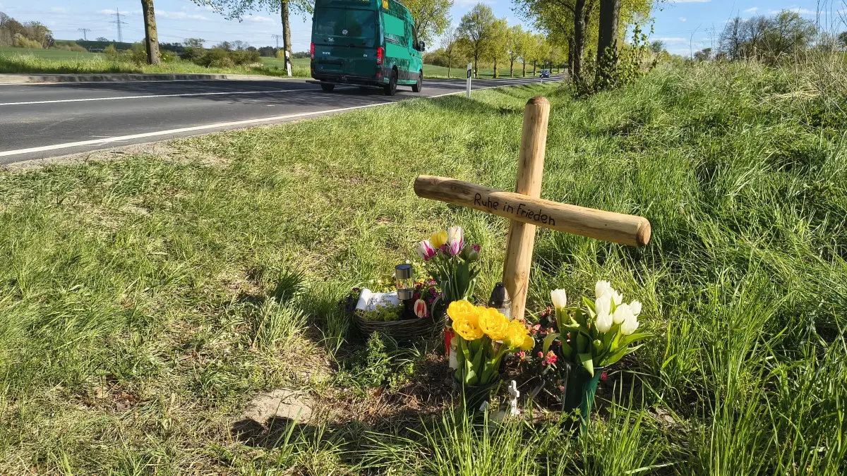 Ein Kreuz erinnert an der Unfallstelle an der Abfahrt zum Schönhof in Golzow an die Verstorbene. Wird es hier eine neue Chance auf eine Reduzierung der Geschwindigkeit geben?