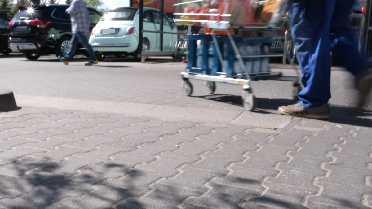 Die Regenrinnen auf dem Parkplatz am Eduardshof in Bad Freienwalde werden für die Kunden von Obi und Kaufland zur Stolperfalle oder zum Hindernis. Auch die Sicherheit ist für einige nicht garantiert.
