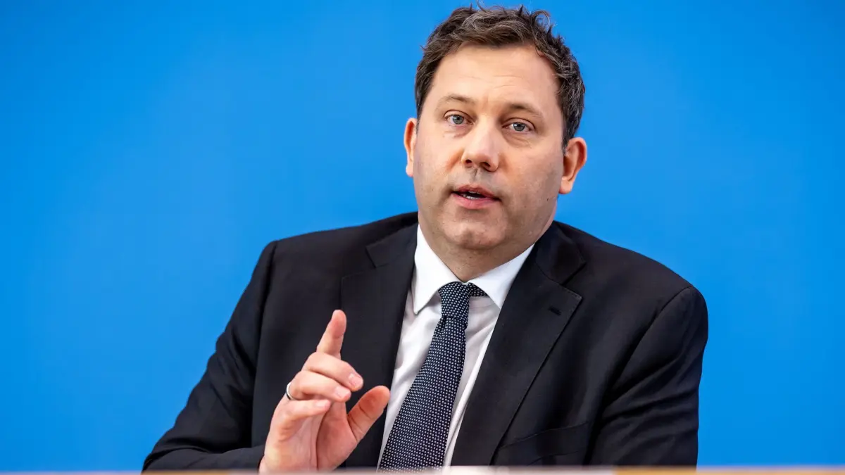 Haushalt 2027: 29.04.2026, Berlin: Lars Klingbeil (SPD), Bundesminister der Finanzen, nimmt an der Pressekonferenz zum Regierungsentwurf zum Haushalts 2027 und dem Finanzplan 2028-2030 teil. (zu dpa: «Klingbeils Haushaltsplan mit Lücken – als «Aufwärmübung»») Foto: Michael Kappeler/dpa +++ dpa-Bildfunk +++