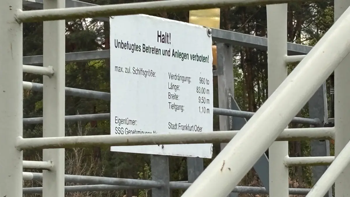 Holzmarkt-Ponton der Stadt Frankfurt (Oder) liegt jetzt in Eisenhüttenstadt