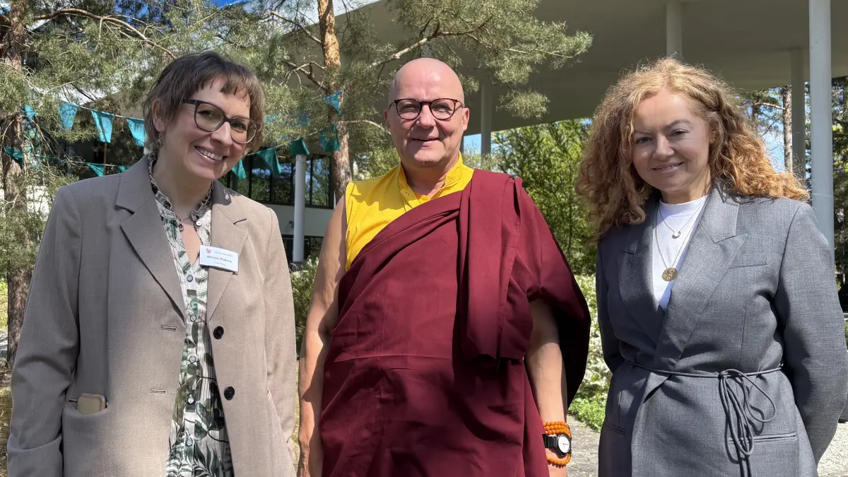 Im Garten des Sukhavati in Bad Saarow: Hospizleiterin Miriam Pokora (v.l.), Ehrwürdiger Tharchin und Geschäftsführerin Agnes Wehr. Sie und ihre Mitarbeiter bereiten gerade das zehnjährige Bestehen ihres Hauses im Mai mit einem interessanten Programm vor.