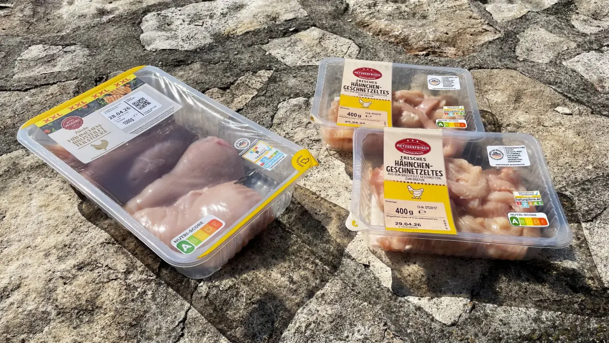Die Fleischpackungen in den Regalen des Werksverkaufs von Plukon sind die gleichen, wie in den Supermärkten. Was spart der Kunde, wenn er direkt ab Werk kauft?