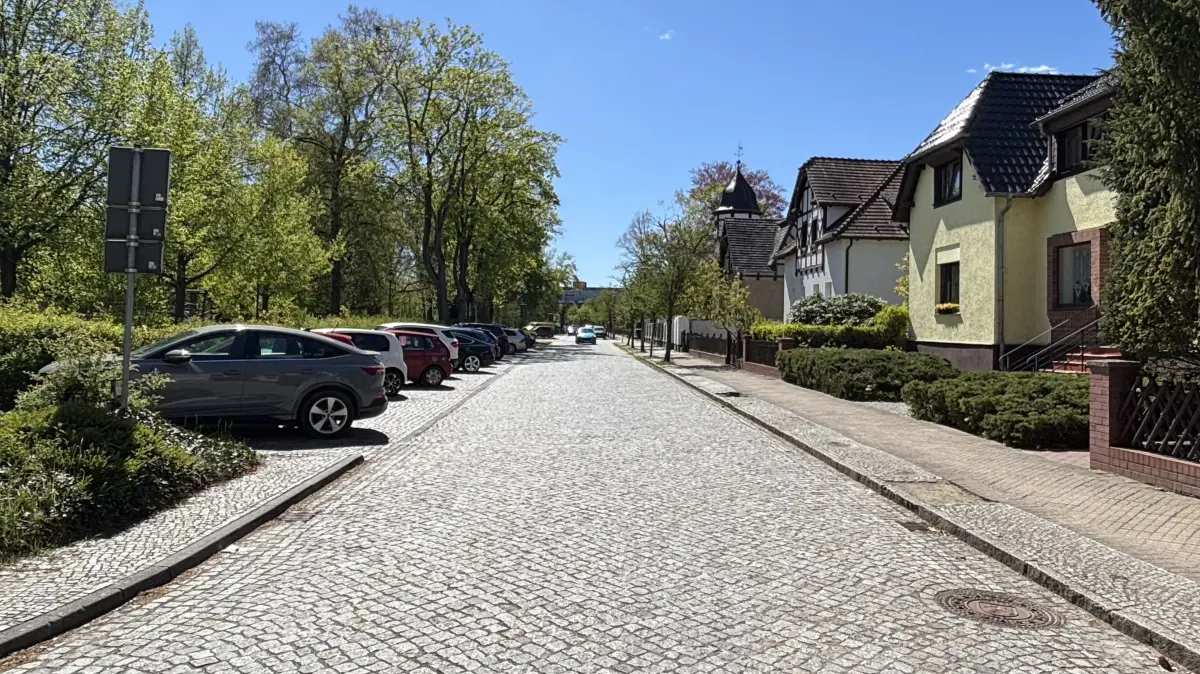 Im Stadtzentrum von Beeskow hat man beim Straßenbau lange auf Natursteinpflaster gesetzt. Bei der Sanierung der Puschkinstraße könnte sich das ändern. Verwaltung und Abgeordnete streiten aber nicht nur über den Straßenbelag.
