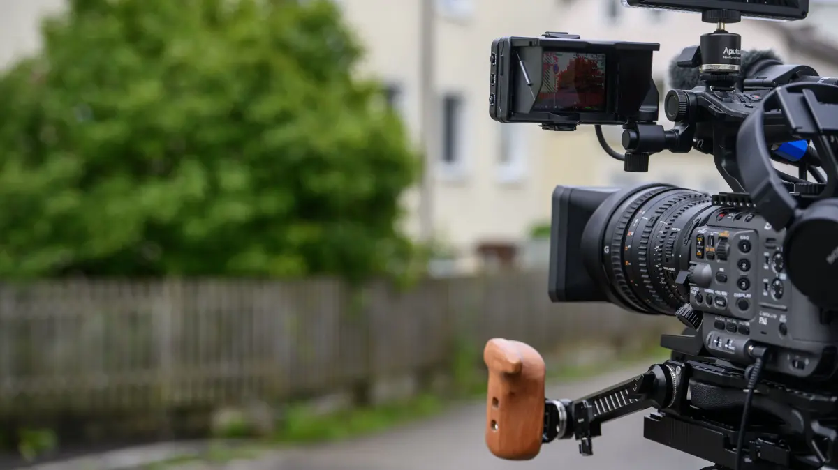 Ein Fernsehkamera steht vor einem Haus in einer Nebenstraße. Ein Mann soll hier drei Menschen mit Schüssen getötet haben. Der mutmassliche Täter wurde von der Polizei festgenommen. +++ dpa-Bildfunk +++