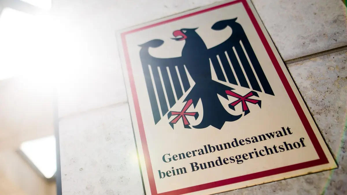 Bundesanwaltschaft: ARCHIV - 17.06.2019, Baden-Württemberg, Karlsruhe: «Generalbundesanwalt beim Bundesgerichtshof» steht auf einem Schild am Eingang zum Gebäude der Bundesanwaltschaft. (zu dpa: «Mutmaßlicher Russland-Spion in Berlin festgenommen») Foto: Christoph Schmidt/dpa +++ dpa-Bildfunk +++