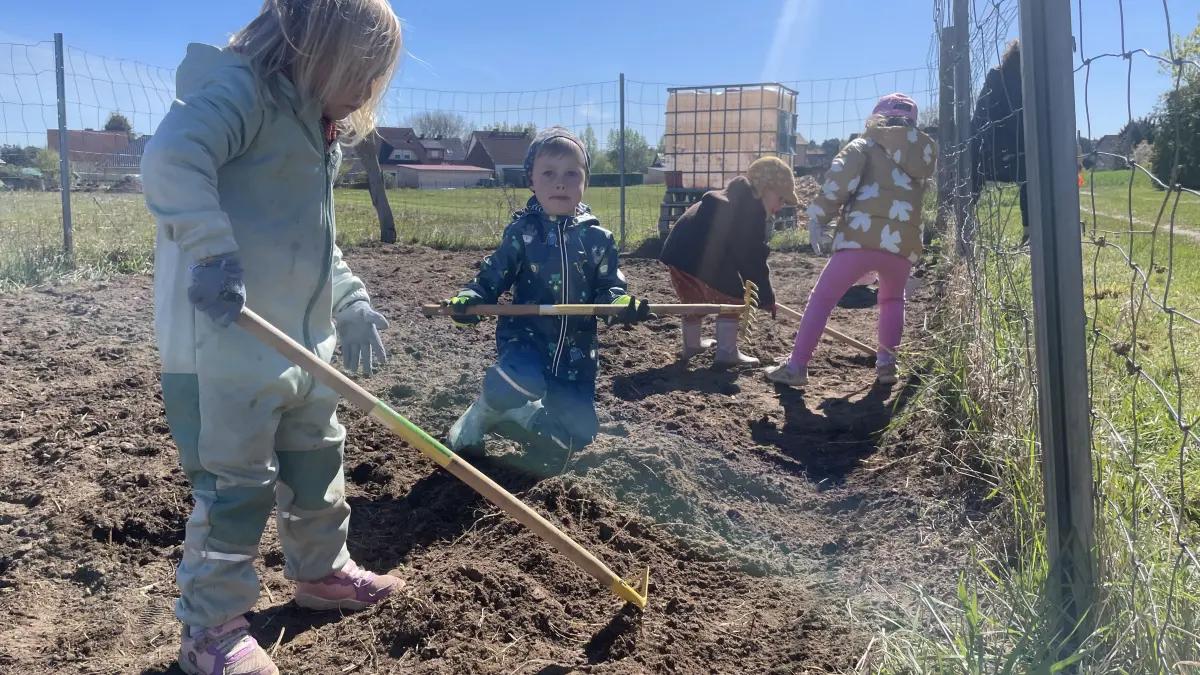 Kinder der Kita in Rietz-Neuendorf lernen mit jungen Jahren, wie ein Garten aufgebaut wird. Ende April kümmert sich die Gruppe um die Wege ihres Gartenackers in Glienicke.