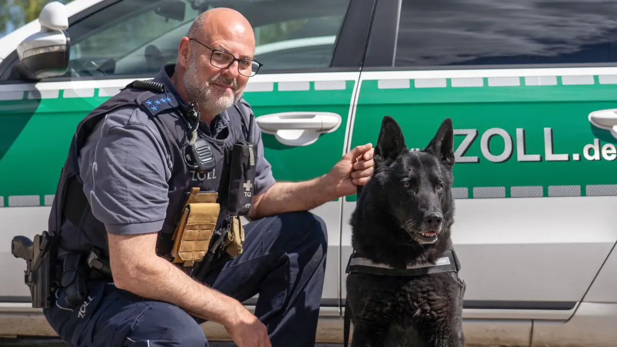 Zollhund Rosko: Schwedt, 29.04.2026: Die aktive Dienstzeit für Zollhund Rosko ist zu Ende. Sein Hundeführer Lutz Kerwitz wird seinen treuen Kollegen auf Arbeit vermissen.