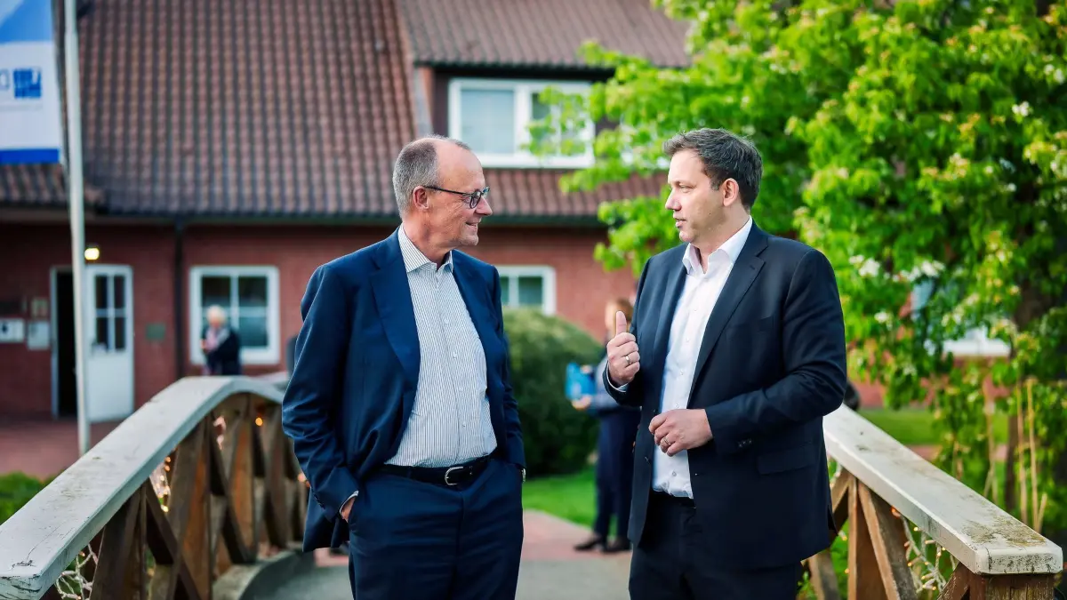 Friedrich Merz und Lars Klingbeil: 29.04.2026, Niedersachsen, Walsrode: Bundeskanzler Friedrich Merz (l, CDU) und Lars Klingbeil (SPD), Bundesminister der Finanzen, Vizekanzler und SPD-Bundesvorsitzender, treffen sich am Abend im niedersächsischen Wahlkreis von Klingbeil. Während eines Abendessens besprachen sie die Lage der Koalition und nächste Reformschritte. Am Donnerstag wird Klingbeil den Bundeskanzler bei einem Truppenbesuch auf dem Bundeswehr-Übungsplatz in Munster begleiten. Foto: Jesco Denzel/Presse- und Informationsamt der Bundesregierung/dpa - ACHTUNG: Nur zur redaktionellen Verwendung im Zusammenhang mit der aktuellen Berichterstattung und nur mit vollständiger Nennung des vorstehenden Credits +++ dpa-Bildfunk +++