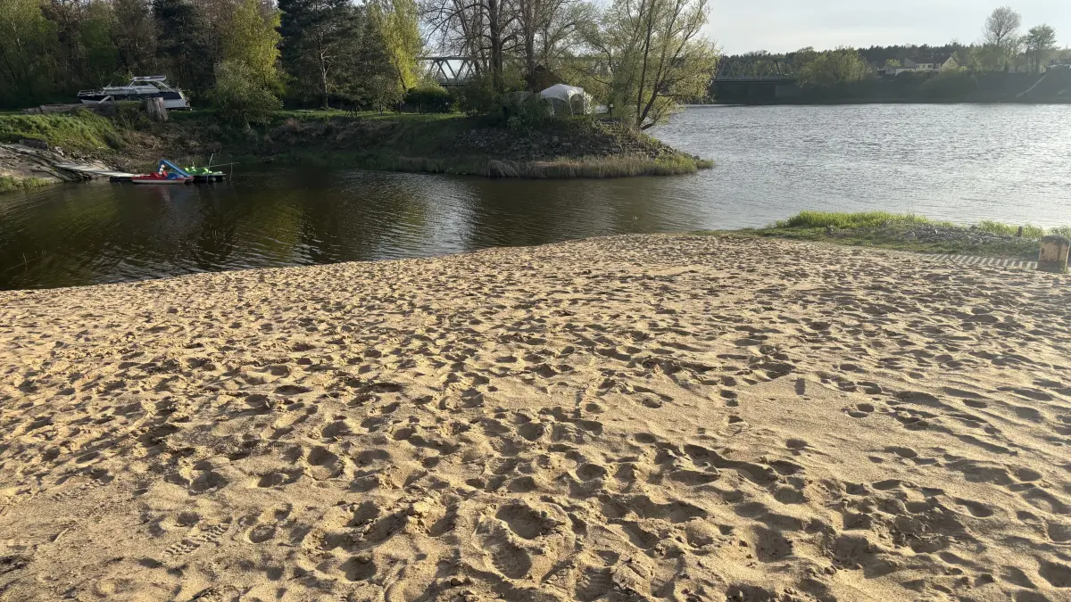 Badestrand an der Oder: Der Marktbetreiber in Osinow Dolny bei Hohenwutzen hat an einer kleinen Bucht einen Sandstrand aufschütten lassen.