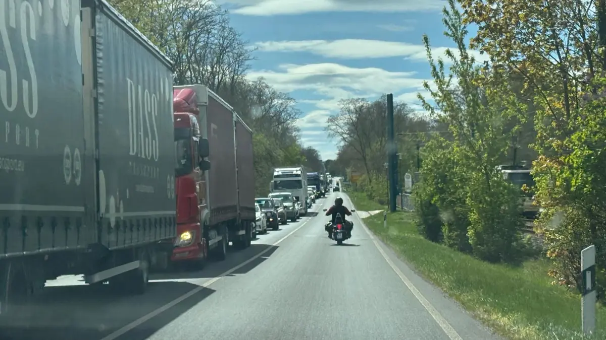 Stau bildet sich auf der Müllroser Chaussee in Frankfurt (Oder) infolge eines Unfalls auf der A12. Was die Polizei sagt.
