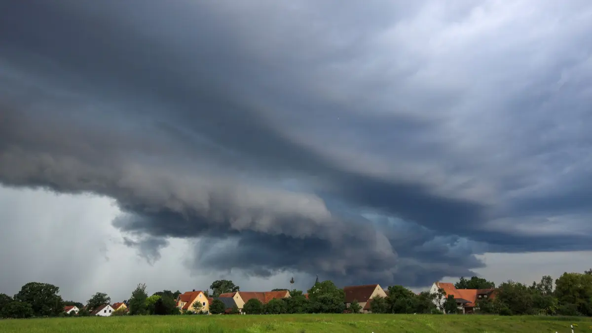 Gewitter mit Starkregen und Hagel in Bayern
