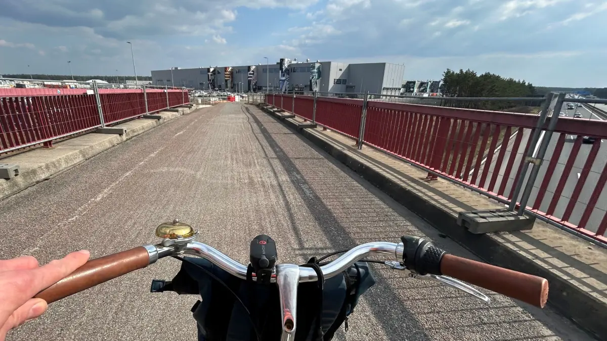 Seit mehr als 2 Jahren führt der sogenannte Tesla-Radweg von Erkner zur Gigafactory Grünheide.