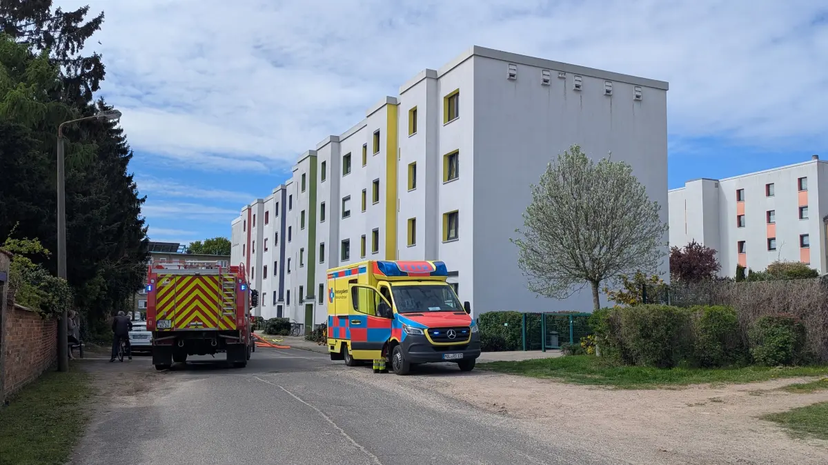 In diesem Neubaublock in Wriezen versuchte ein junger Mann mit psychischen Problemen Feuer zu legen. Das beherzte Eingreifen der Feuerwehr verhinderte Schlimmeres.