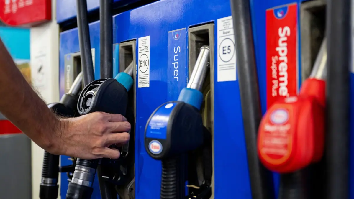 ARCHIV - 01.09.2022, Bayern, München: Ein Autofahrer hängt an einer Tankstelle eine Zapfpistole in die Zapfsäule. (zu dpa: «Verbraucherschützer: Besser Direktzahlungen statt Tankrabatt») Foto: Lennart Preiss/dpa +++ dpa-Bildfunk +++