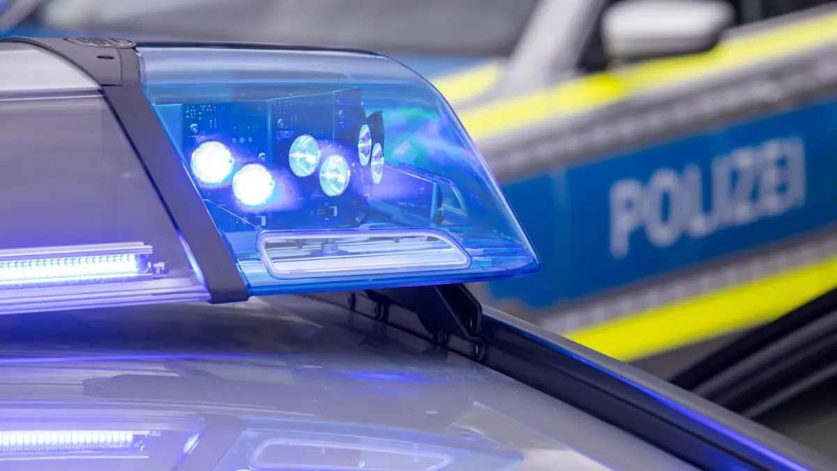 ARCHIV - 04.08.2021, Bayern, Nürnberg: Ein Blaulicht auf dem Dach eines Polizeifahrzeugs. (zu dpa: «Nach blutiger Attacke auf Senior : 44-Jähriger in U-Haft») Foto: Daniel Karmann/dpa +++ dpa-Bildfunk +++