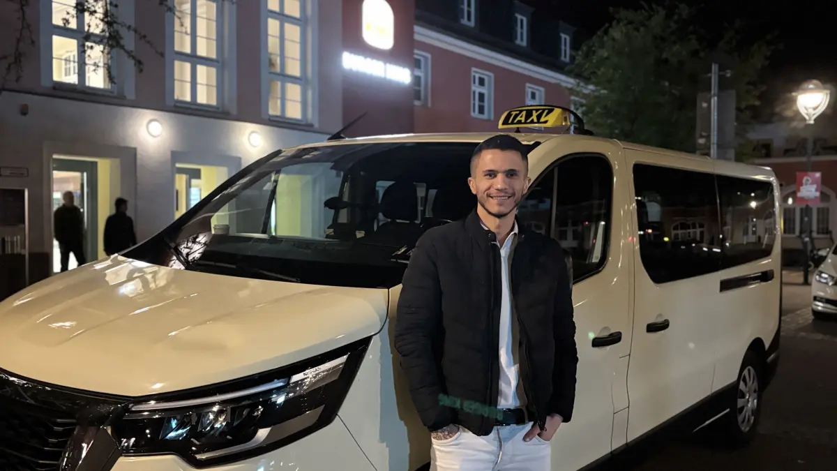 Ahmad Mohammad ist Taxifahrer in Frankfurt (Oder). Auf seinen Nachschichten erlebt er immer eine Menge. Wie ist so ein Abend im Leben des Fahrers?