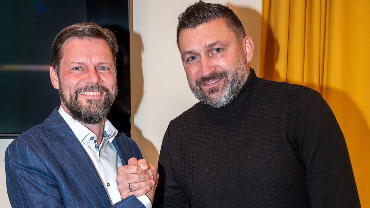 Torsten Mattuschka (rechts), Sportlicher Leiter der VSG Altglienicke, und Fürstenwaldes Bürgermeister Mathias Rudolph verlängern ihre Kooperation. Der Verein aus Berlin wird seine Heimspiele in der Fußball-Regionalliga Nordost auch in der Saison 2026/27 in der Spree-Arena in Fürstenwalde austragen.